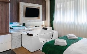 9 Nine - Luxury Apartments & Suites